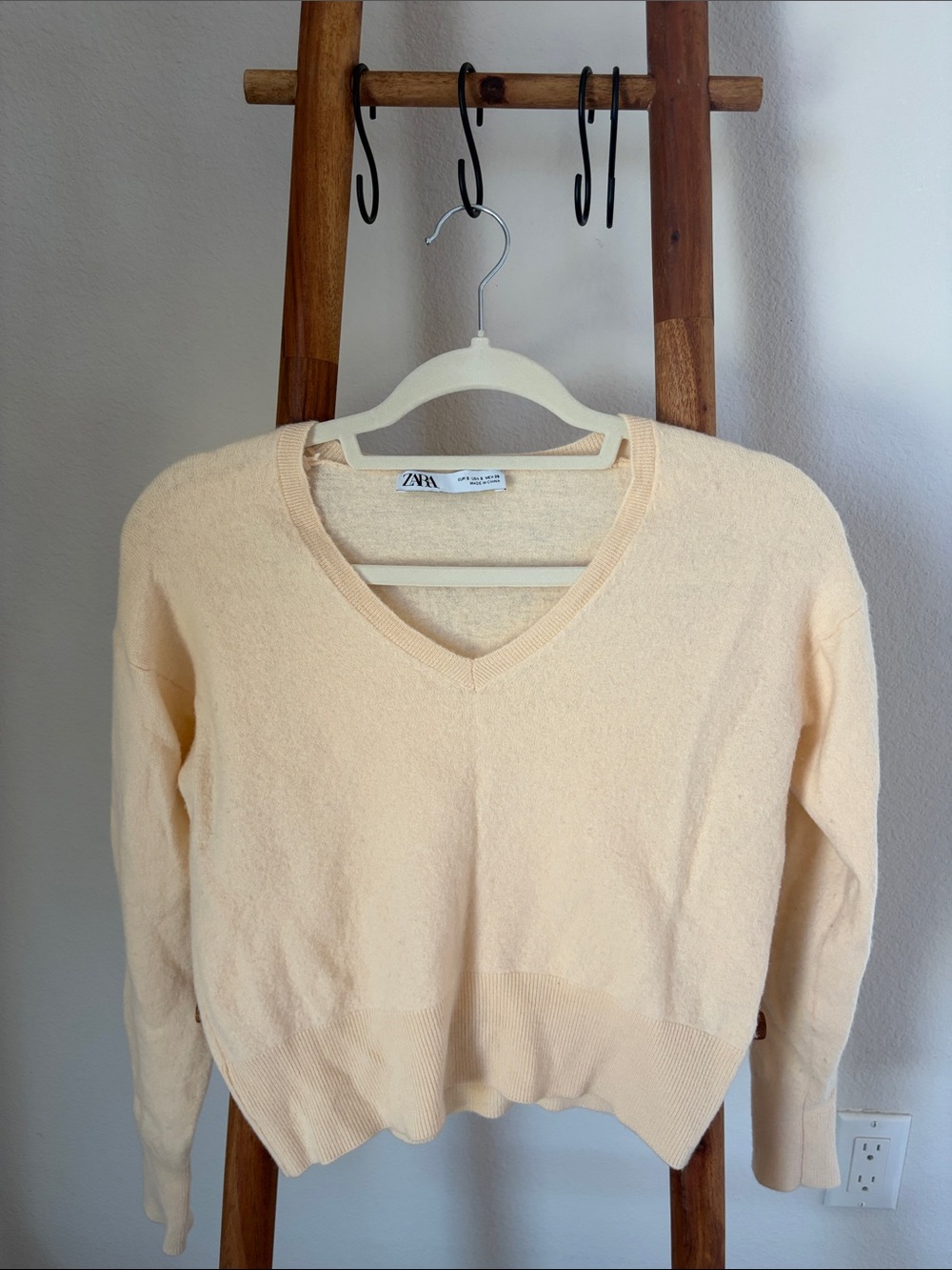 ZARA Cashmere Pale Cream V-Neck Sweater